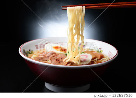 熱々のラーメン （ 醤油ラーメン ） 黒背景 122657510