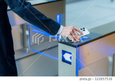 セキュリティーゲートを通る会社員 セキュリティーゲートを通る会社員 122657516