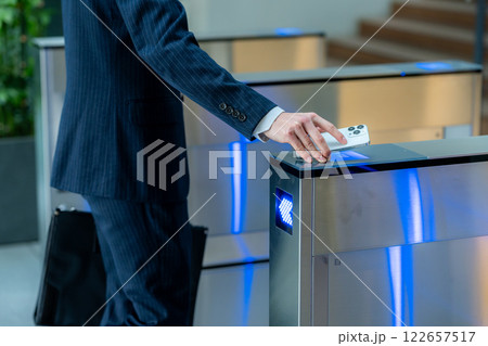 セキュリティーゲートを通る会社員 122657517