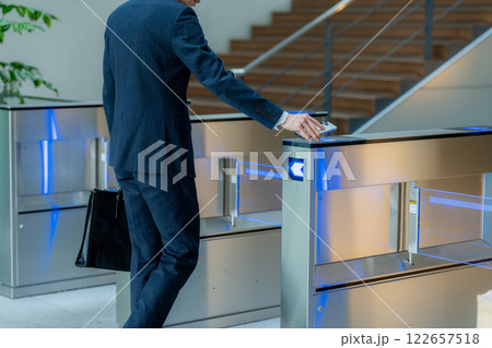 セキュリティーゲートを通る会社員 122657518