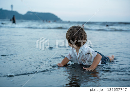 海で水遊びを楽しむ男の子 122657747