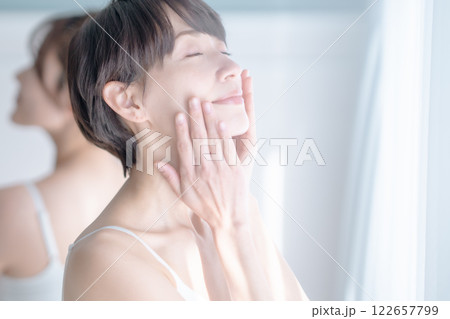 朝日を浴びたミドルの女性のビューティーイメージ 122657799