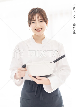 微笑むパティシエ 122657802