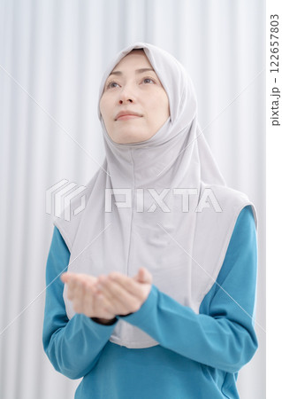 会社の礼拝室でお祈りをするミドルの女性 122657803