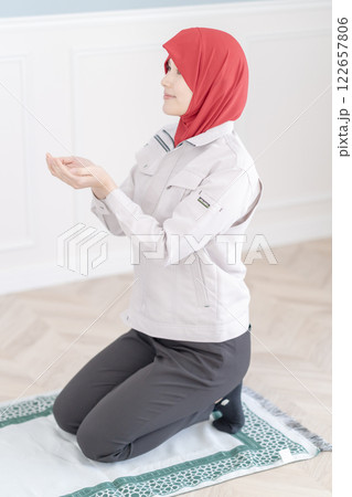 職場の礼拝室でお祈りをする若い女性 122657806