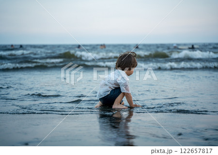 海で水遊びを楽しむ男の子 122657817