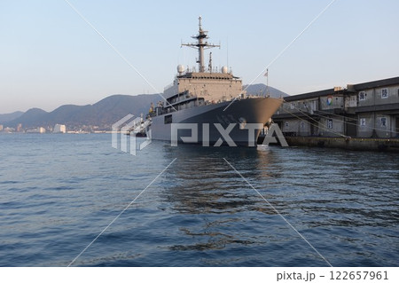 防衛省護衛艦　敷設艦「むろと」下関港 122657961
