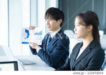 打ち合わせする若いビジネスマン 122658054