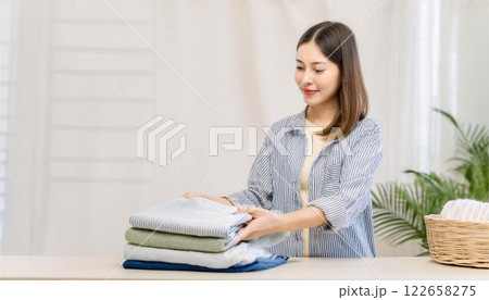 主婦　女性　家　 洗濯　リビング 122658275