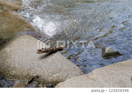 川の中で水浴びをするヒグマ 122658348