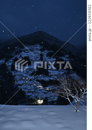 落合集落(タテ)~雪舞う冬(徳島県三好市東祖谷中上 展望台より) 落合集落(タテ)~雪舞う冬(徳島県三好市東祖谷中上 展望台より) 122658361