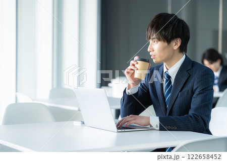 若いビジネスマン 若いビジネスマン 122658452