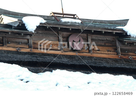 岩手県滝沢市にある左二つ巴の家紋が入った藤倉邸の南部曲がり家の 122658469