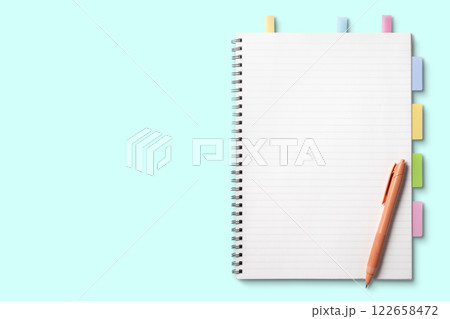 インデックス付きのリングノートとペン 122658472