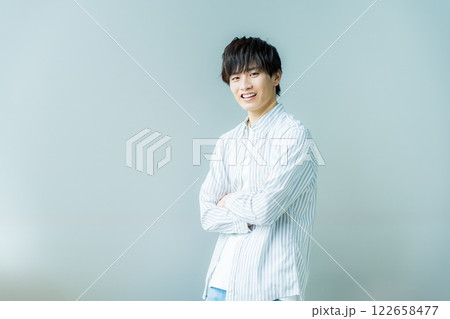 若い男性のポートレート 122658477