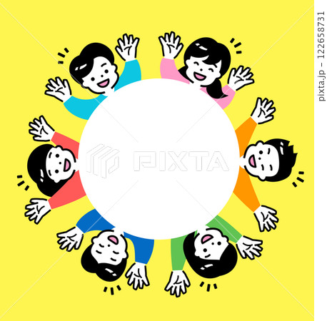 丸く囲む子供達の喜ぶ姿：元気な笑顔と円型の背景コピースペース 122658731