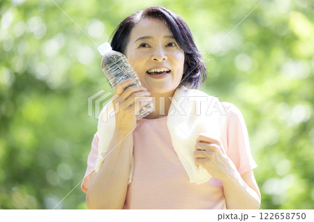 トレーニングウェアを着ているミドル女性 122658750