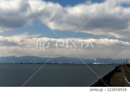 新舞子釣り堤防から伊勢湾を望む 122658916