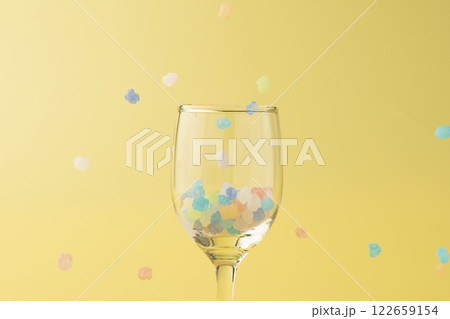 カラフルな金平糖をパラパラと落とす 122659154