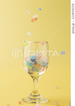 カラフルな金平糖をパラパラと落とす 122659158