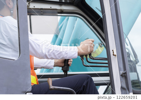 クレーンを操縦する男性の手元 クレーンを操縦する男性の手元 122659201