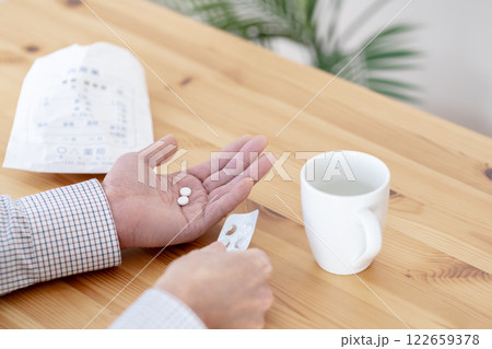 薬を飲む動作　薬を飲む手元　薬服用　 122659378