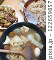 おでん、ジャーマンポテト、チャーハン、さまざまな国の料理が並んだ食卓 122659857