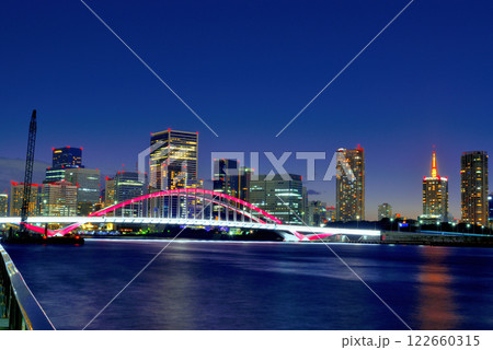 隅田川テラス　築地大橋と超高層マンション群の夜景 122660315