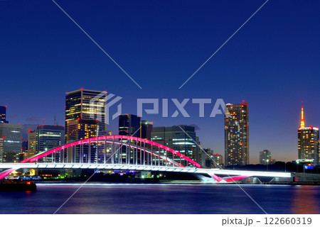 隅田川テラス 築地大橋と超高層マンション群の夜景 隅田川テラス 築地大橋と超高層マンション群の夜景 122660319