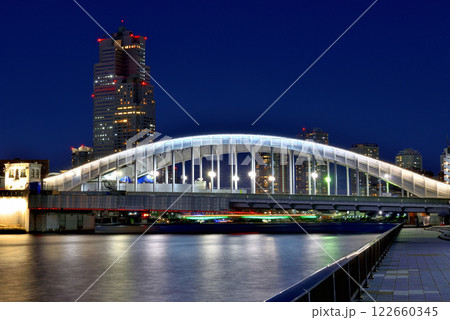 隅田川テラス　勝鬨橋と超高層マンション群の夜景 122660345
