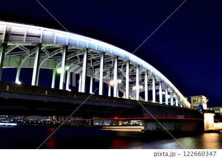 隅田川テラス　勝鬨橋と超高層マンション群の夜景 122660347