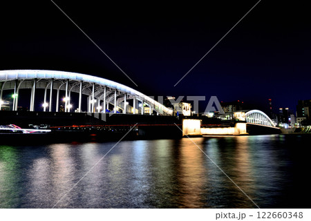 隅田川テラス　勝鬨橋と超高層マンション群の夜景 122660348