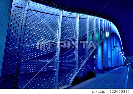 隅田川テラス　勝鬨橋と超高層マンション群の夜景 122660353