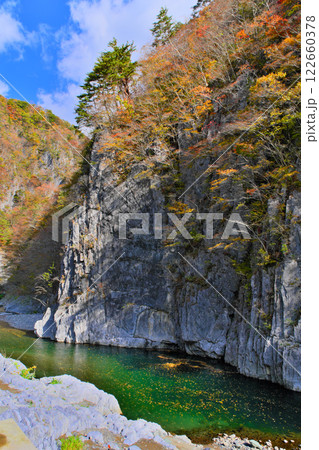 久慈川渓流の絶壁と紅葉 岩手県 久慈川渓流の絶壁と紅葉 岩手県 122660378
