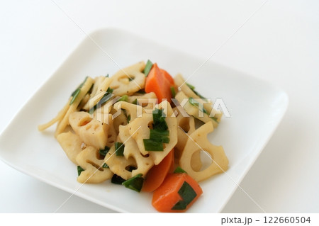 シャキシャキで香ばしい3色野菜炒め – れんこん・ニラ・にんじん 【3:2】 122660504