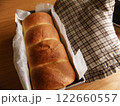 手作りの焼きたてパンとミトン 122660557