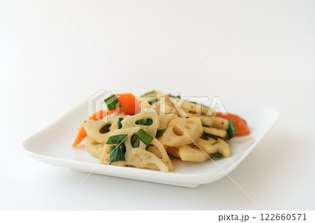 シャキシャキで香ばしい3色野菜炒め – れんこん・ニラ・にんじん 【3:2】 122660571