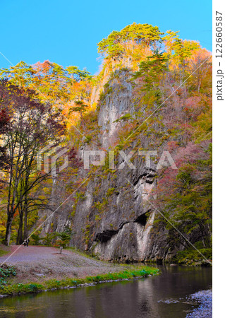 猊鼻渓の絶壁と紅葉　岩手県 122660587