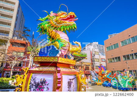 日本の横浜都市景観7年2月。2025春節燈花。山下町公園・「會芳亭」前に聖獣がズラリ…＝6日 122662400