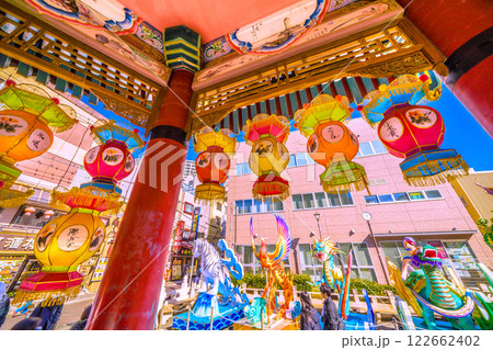 日本の横浜都市景観7年2月。2025春節燈花。山下町公園・「會芳亭」から聖獣たちを望む…＝6日 122662402