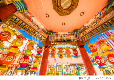 日本の横浜都市景観7年2月。2025春節燈花。山下町公園・「會芳亭」から聖獣たちを望む…＝6日 122662405