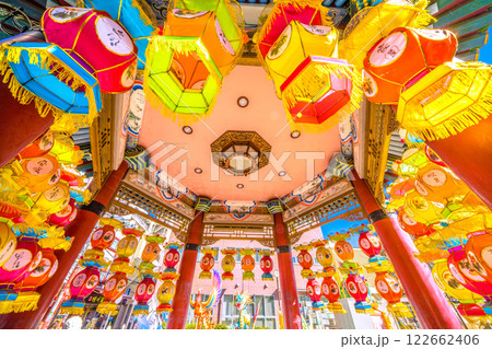 日本の横浜都市景観7年2月。2025春節燈花。山下町公園・「會芳亭」から聖獣たちを望む…＝6日 122662406