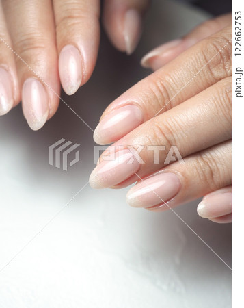ピンクのネイルをした手 ピンクのネイルをした手 122662753