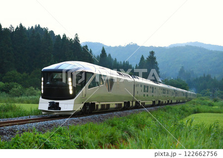 早朝の磐越西線を走るTRAIN SUITE 四季島 早朝の磐越西線を走るTRAIN SUITE 四季島 122662756