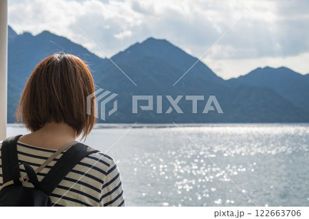 【宮島口JR西日本宮島フェリー　乗船シーン】 122663706