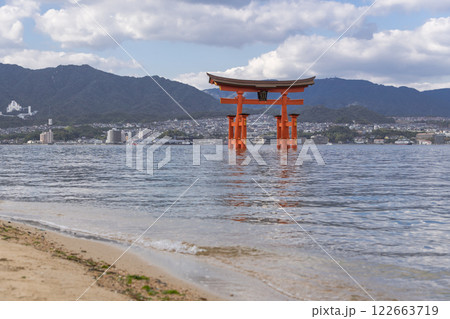 【広島宮島 大鳥居と砂浜】 【広島宮島 大鳥居と砂浜】 122663719