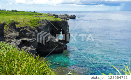珊瑚礁の断崖がある万座毛 珊瑚礁の断崖がある万座毛 122664731