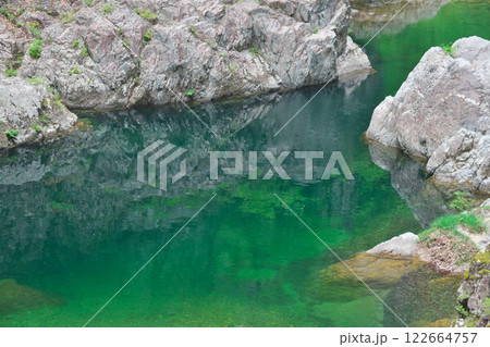 エメラルドグリーンの水面(表匹見峡:益田市) エメラルドグリーンの水面(表匹見峡:益田市) 122664757