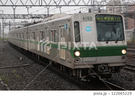 JR常磐緩行線の通勤ラッシュを支える東京メトロ6000系 122665229