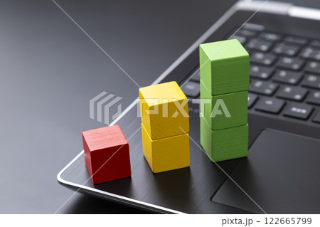 ノートパソコンと積み木のグラフ 122665799